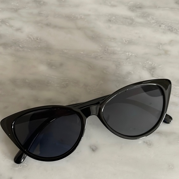 Accessories - Black cat eye sunglasses